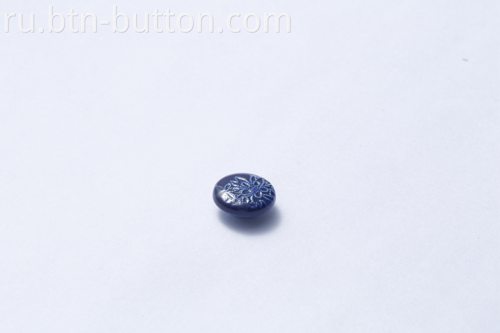 Metal buttons for clothes with rich patterns